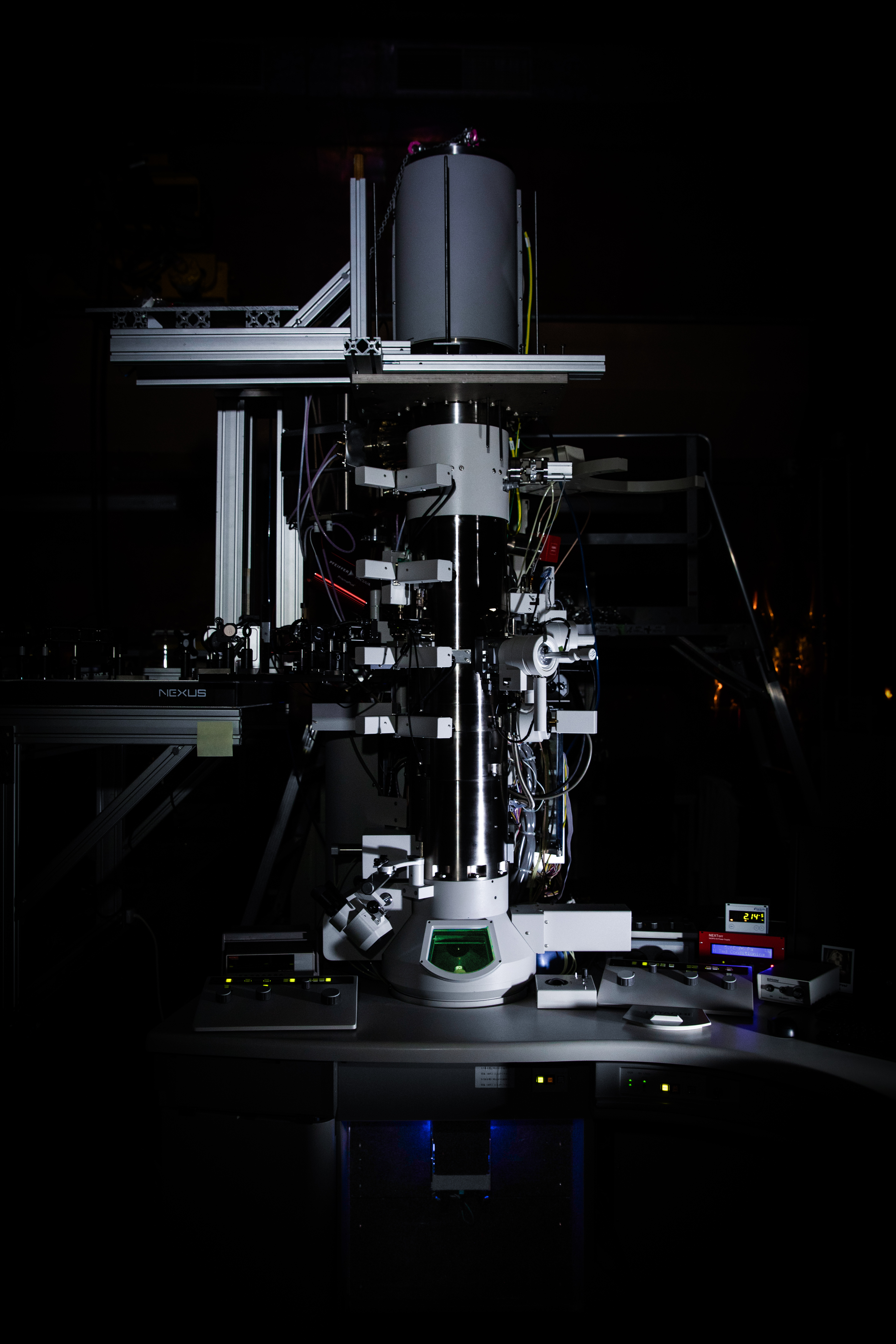 Photographie de la colonne du microscope électronique en transmission ultrarapide développé dans le cadre de ce laboratoire commun