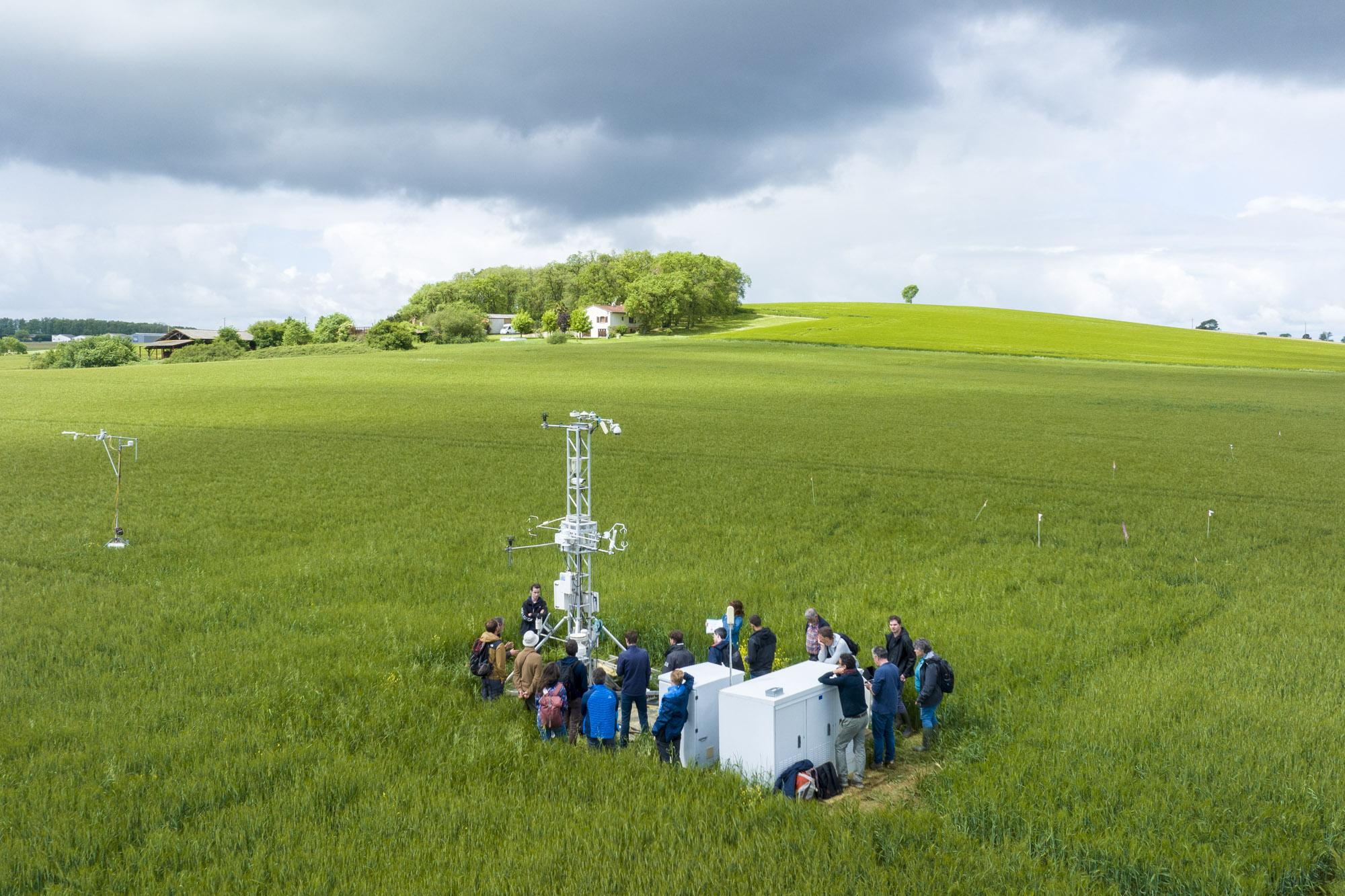 Groupe de participant·es lors de la visite de la tour à flux ICOS du Système National d’Observation de l’Observatoire Spatial Régional Sud-Ouest (SNO OSR SO)