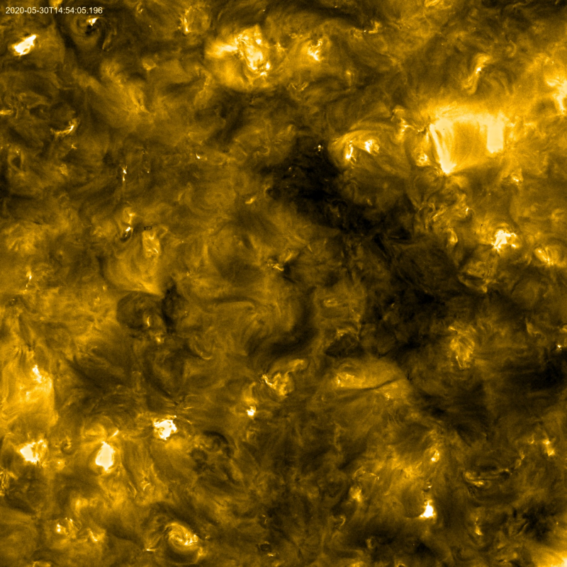 Image à haute résolution de la couronne du Soleil obtenue par EUI/Solar Orbiter le 30 mai 2020 à la longueur d’onde de 17.4 nm. Structures très fines de l’atmosphère solaire jamais observées auparavant© Solar Orbiter/EUI Team/ ESA & NASA; CSL, IAS, MPS, PMOD/WRC, ROB, UCL/MSSL, LCF